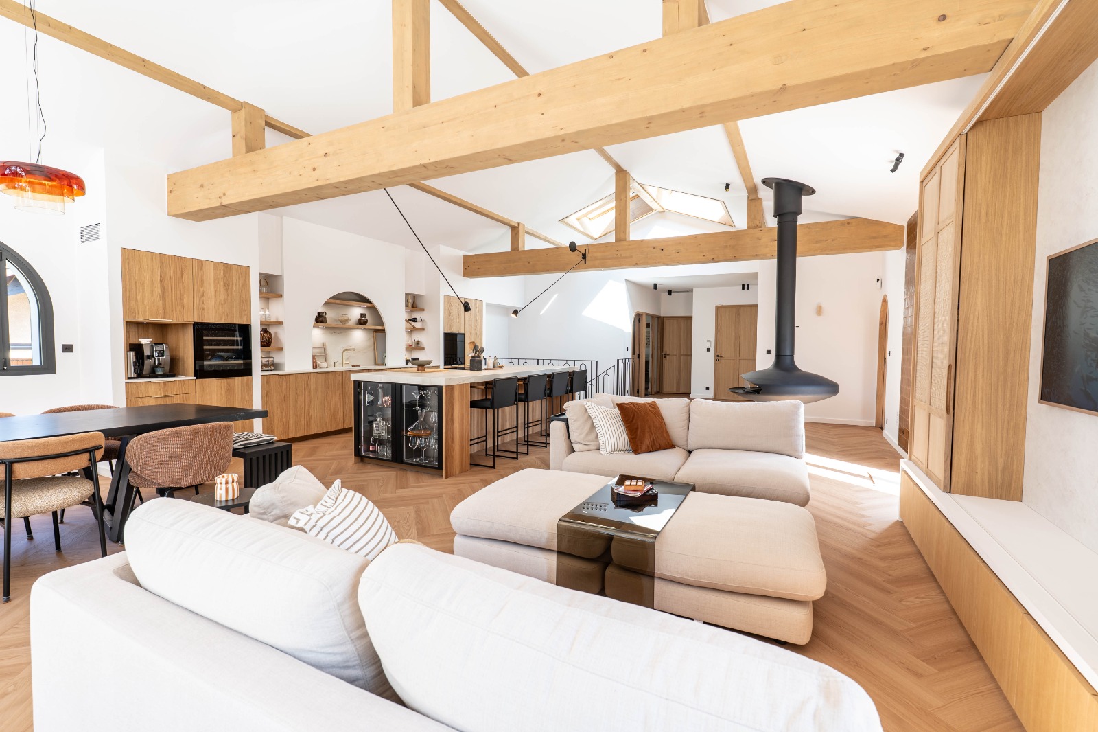 Volumes du salon et poutres en bois